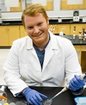 TCC转校生Jarrett Stites在生物实验室拿移液器.