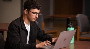 学生使用笔记本电脑