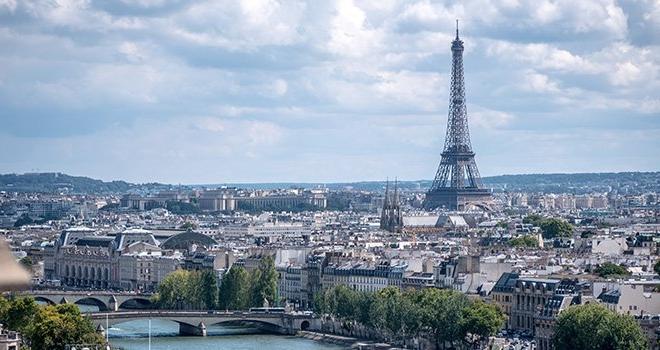 巴黎广阔的城市景观, 法国，远处是埃菲尔铁塔，前方是塞纳河.