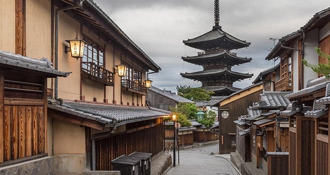 清晨的Yasaka dori，街灯和Yasaka塔(北根寺), 《京都议定书》, 日本